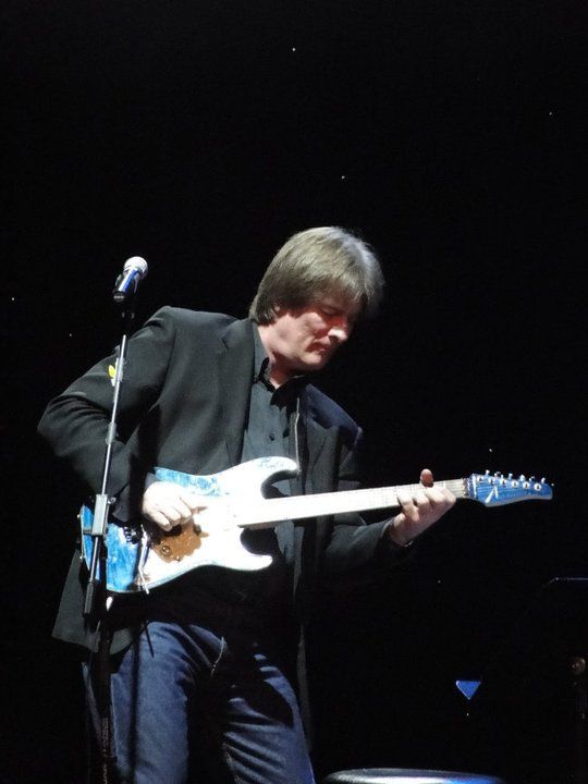 Dave Tom Anderson Guitar On Stage Branson.jpg