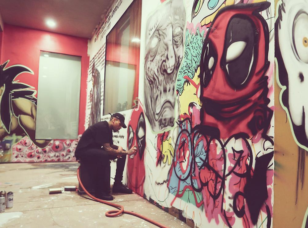 chris-brown-painting-on-wall-instagram-1516030303-view-0.png